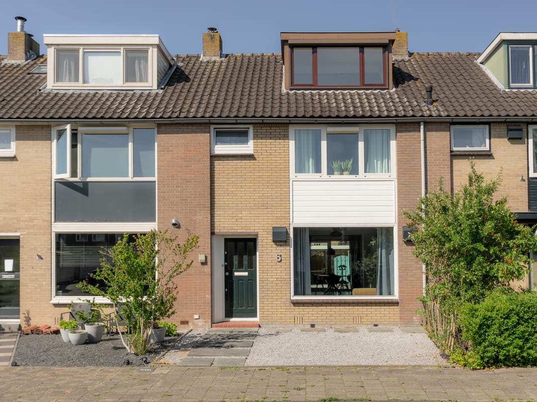Spacious Extended Terraced Home with Southwest Garden in Quiet Aalsmeer-Zuid — 28