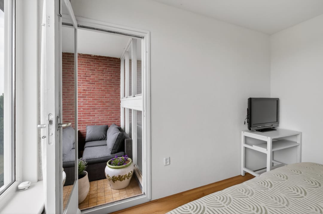 Spacious and Light 3-Room Corner Apartment with Three Balconies in Bussum Oostereng — 23