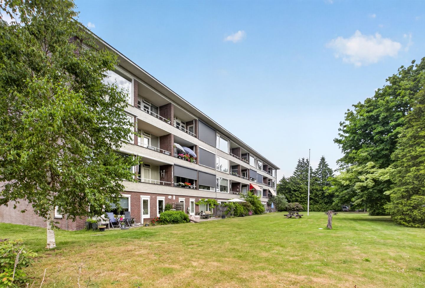 Spacious and Light 3-Room Corner Apartment with Three Balconies in Bussum Oostereng — 29