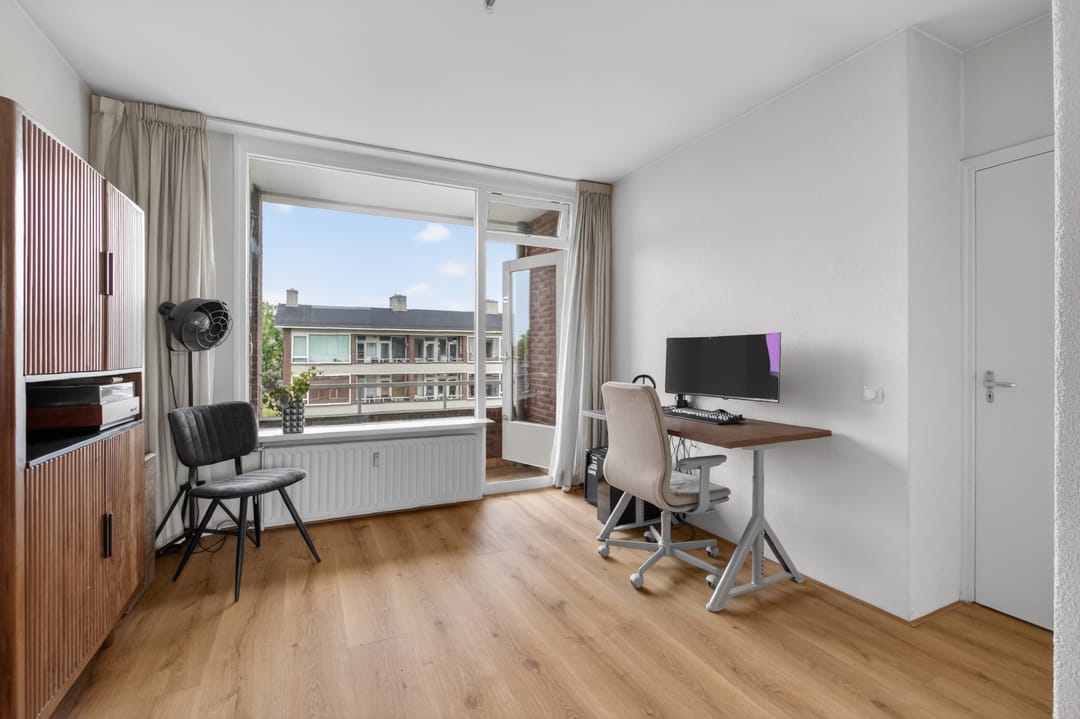 Spacious and Light 3-Room Corner Apartment with Three Balconies in Bussum Oostereng — 11