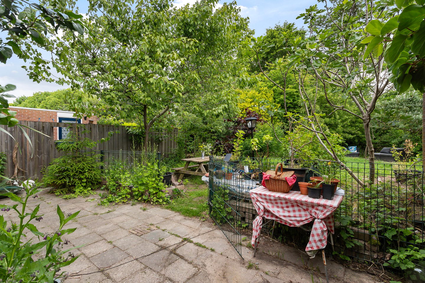 Spacious corner house with deep garden in quiet Sterrenburg location — 25