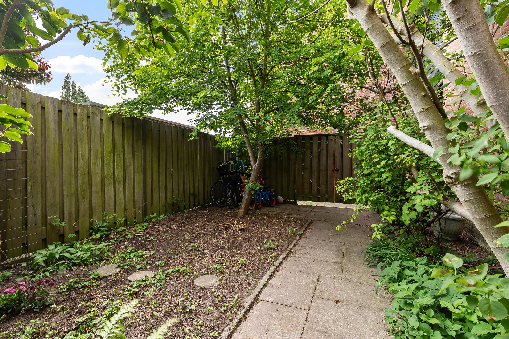 Spacious corner house with deep garden in quiet Sterrenburg location — 24