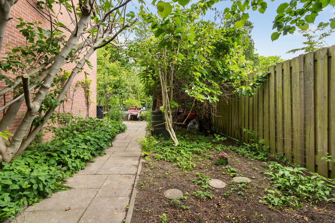 Spacious corner house with deep garden in quiet Sterrenburg location — 28