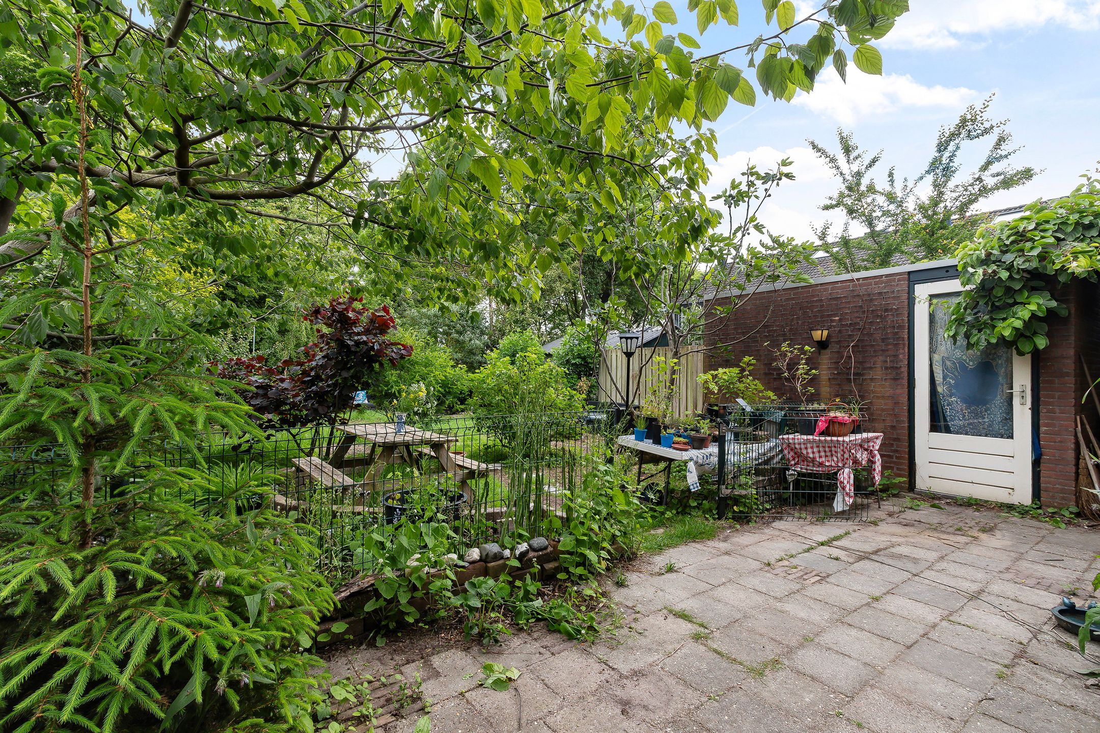 Spacious corner house with deep garden in quiet Sterrenburg location — 18