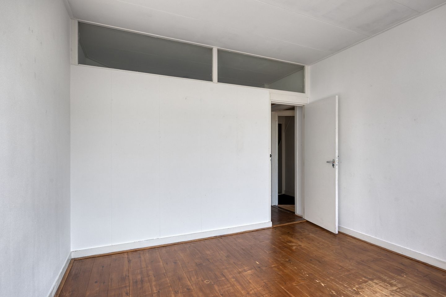 Spacious 6-Room Upper Apartment with Renovation and Splitting Potential in Scheveningen-Bad — 19