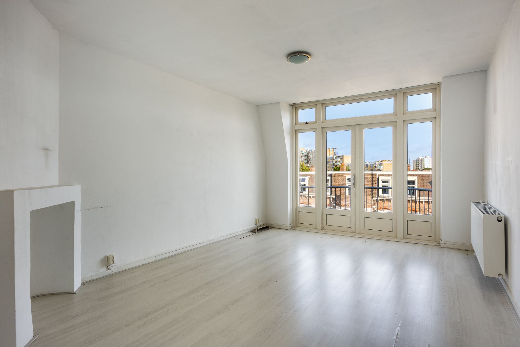 Spacious 6-Room Upper Apartment with Renovation and Splitting Potential in Scheveningen-Bad — 33