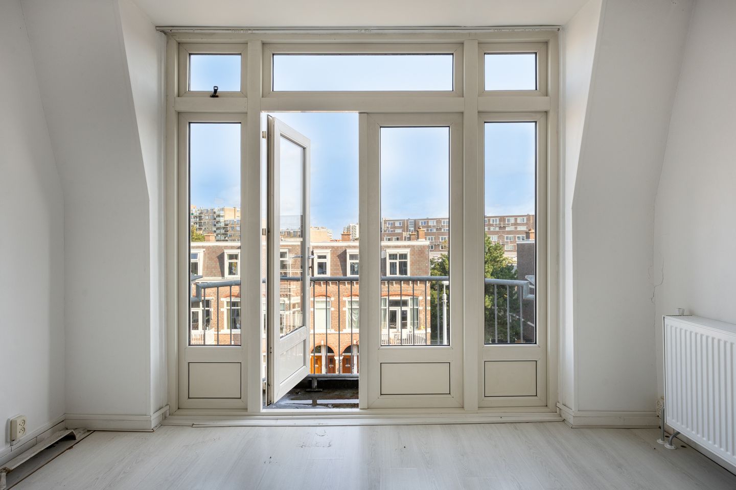 Spacious 6-Room Upper Apartment with Renovation and Splitting Potential in Scheveningen-Bad — 35