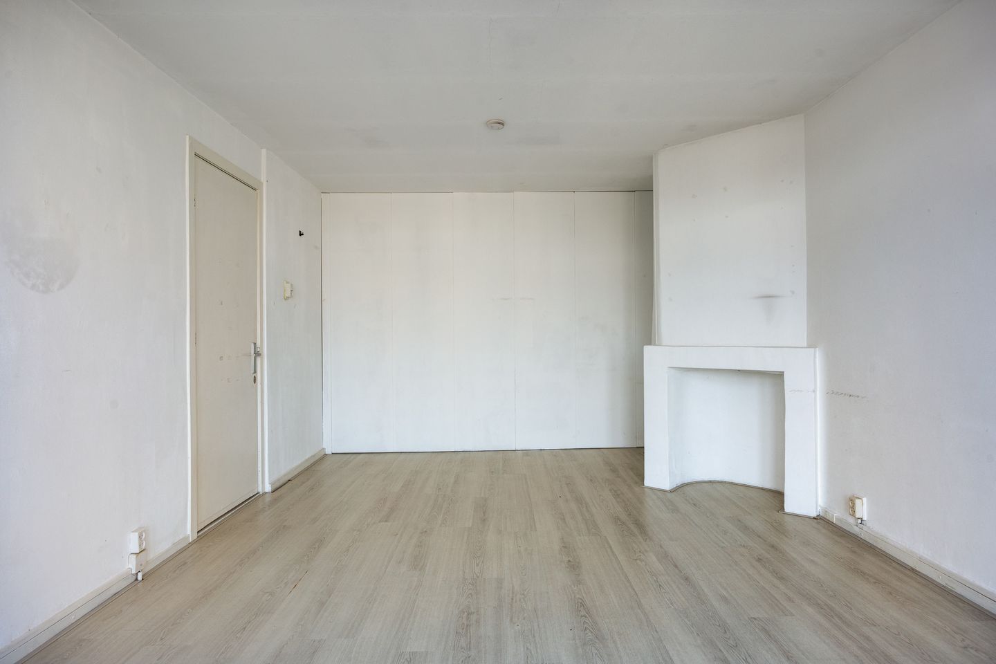 Spacious 6-Room Upper Apartment with Renovation and Splitting Potential in Scheveningen-Bad — 34
