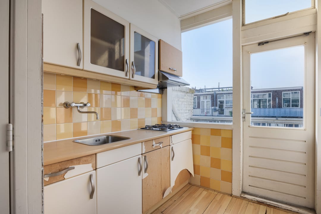 Spacious 6-Room Upper Apartment with Renovation and Splitting Potential in Scheveningen-Bad — 11
