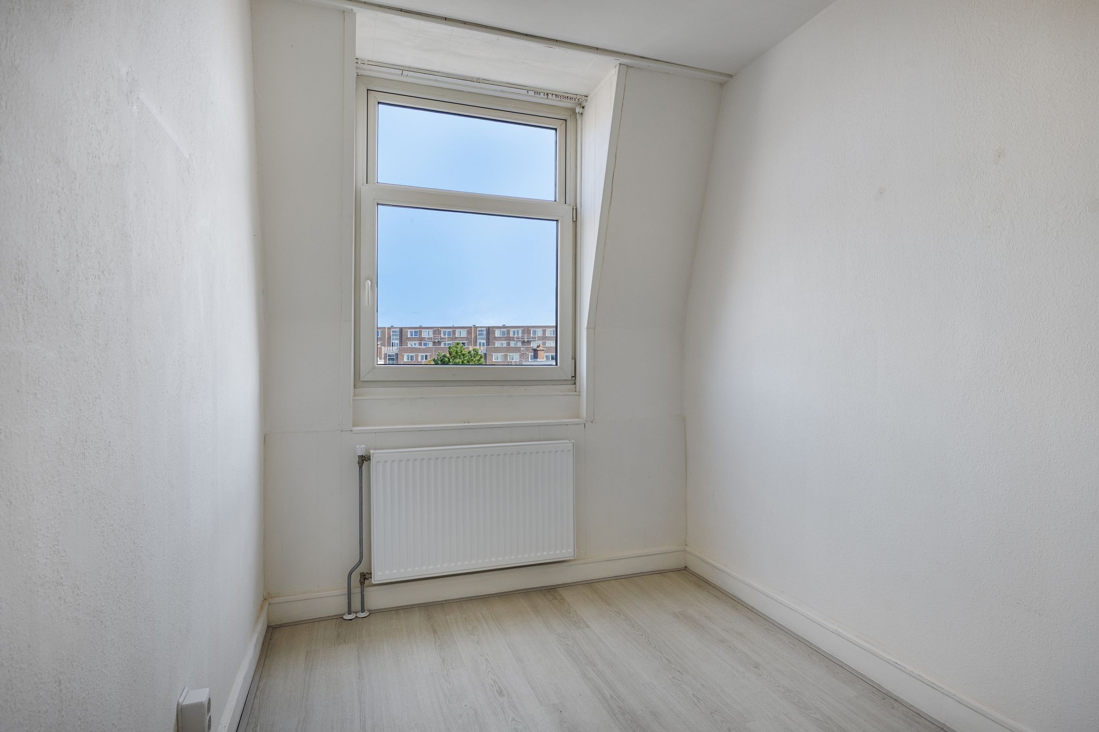 Spacious 6-Room Upper Apartment with Renovation and Splitting Potential in Scheveningen-Bad — 39
