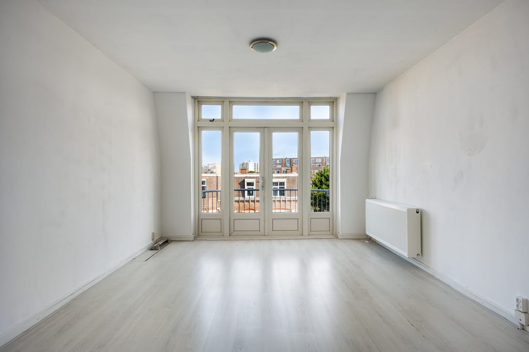 Spacious 6-Room Upper Apartment with Renovation and Splitting Potential in Scheveningen-Bad — 32