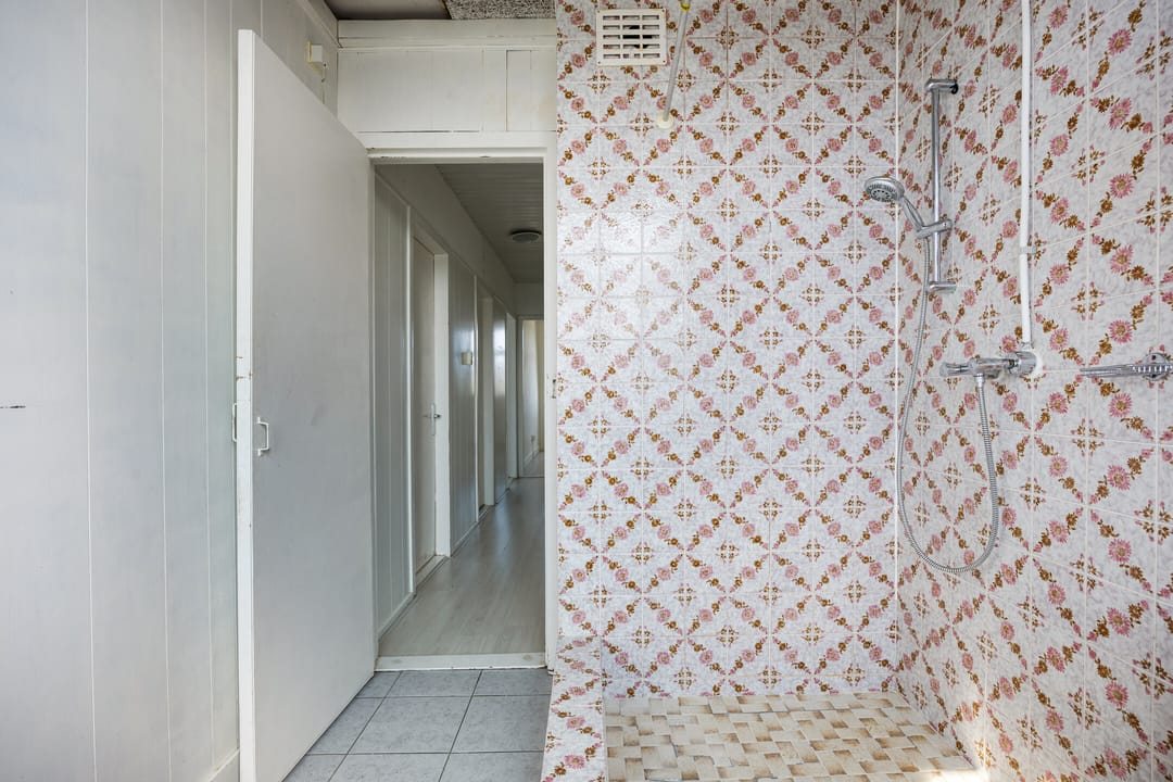 Spacious 6-Room Upper Apartment with Renovation and Splitting Potential in Scheveningen-Bad — 31