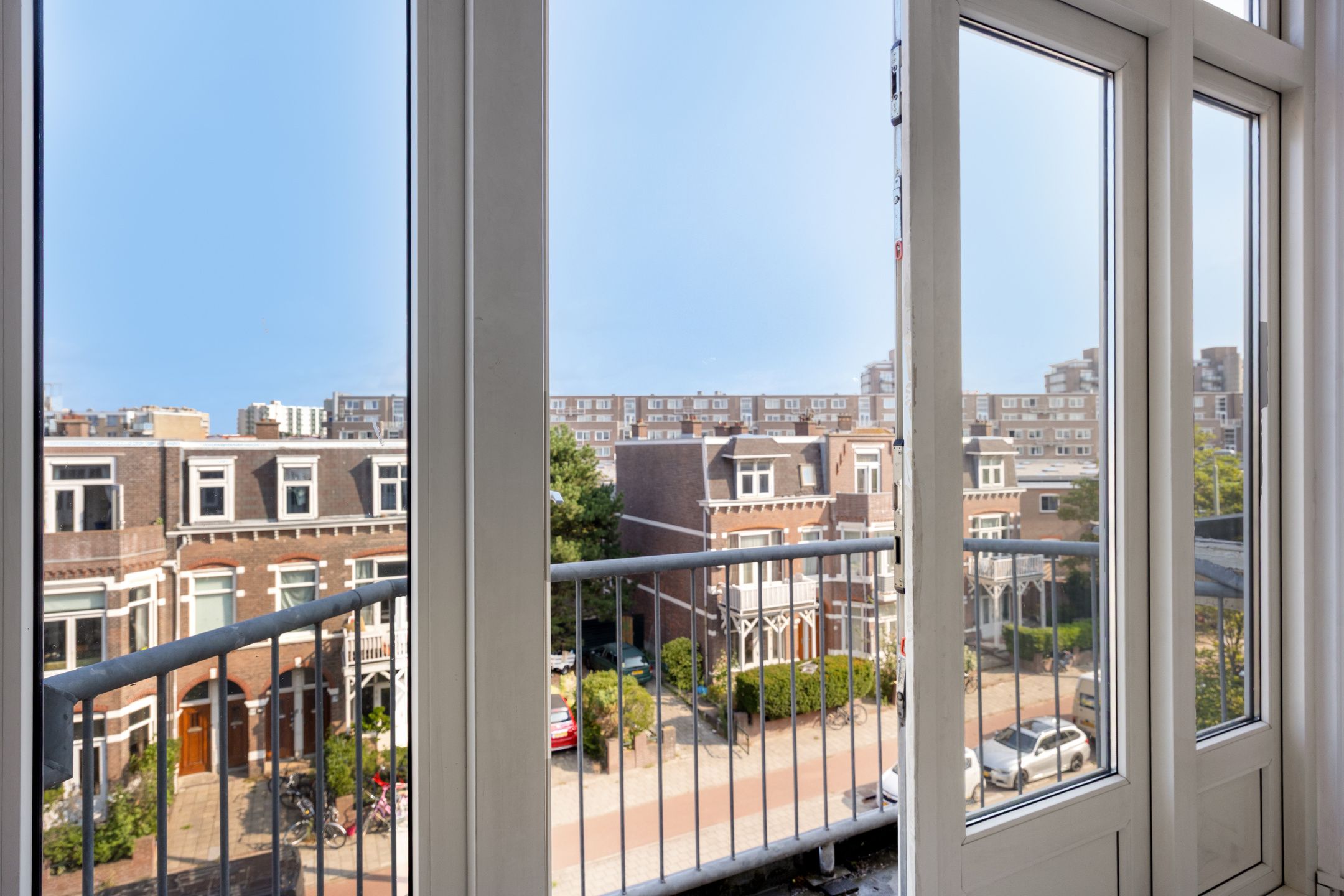 Spacious 6-Room Upper Apartment with Renovation and Splitting Potential in Scheveningen-Bad — 36