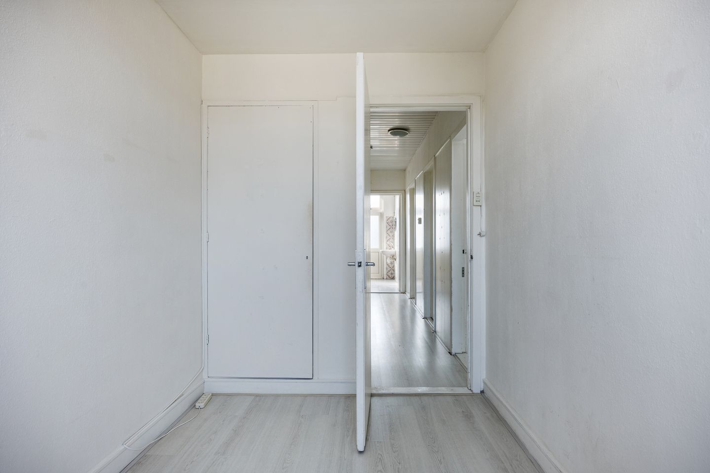 Spacious 6-Room Upper Apartment with Renovation and Splitting Potential in Scheveningen-Bad — 40