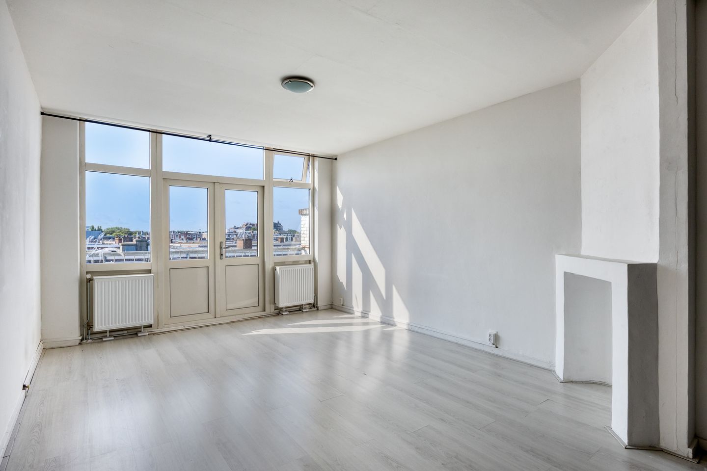 Spacious 6-Room Upper Apartment with Renovation and Splitting Potential in Scheveningen-Bad — 25