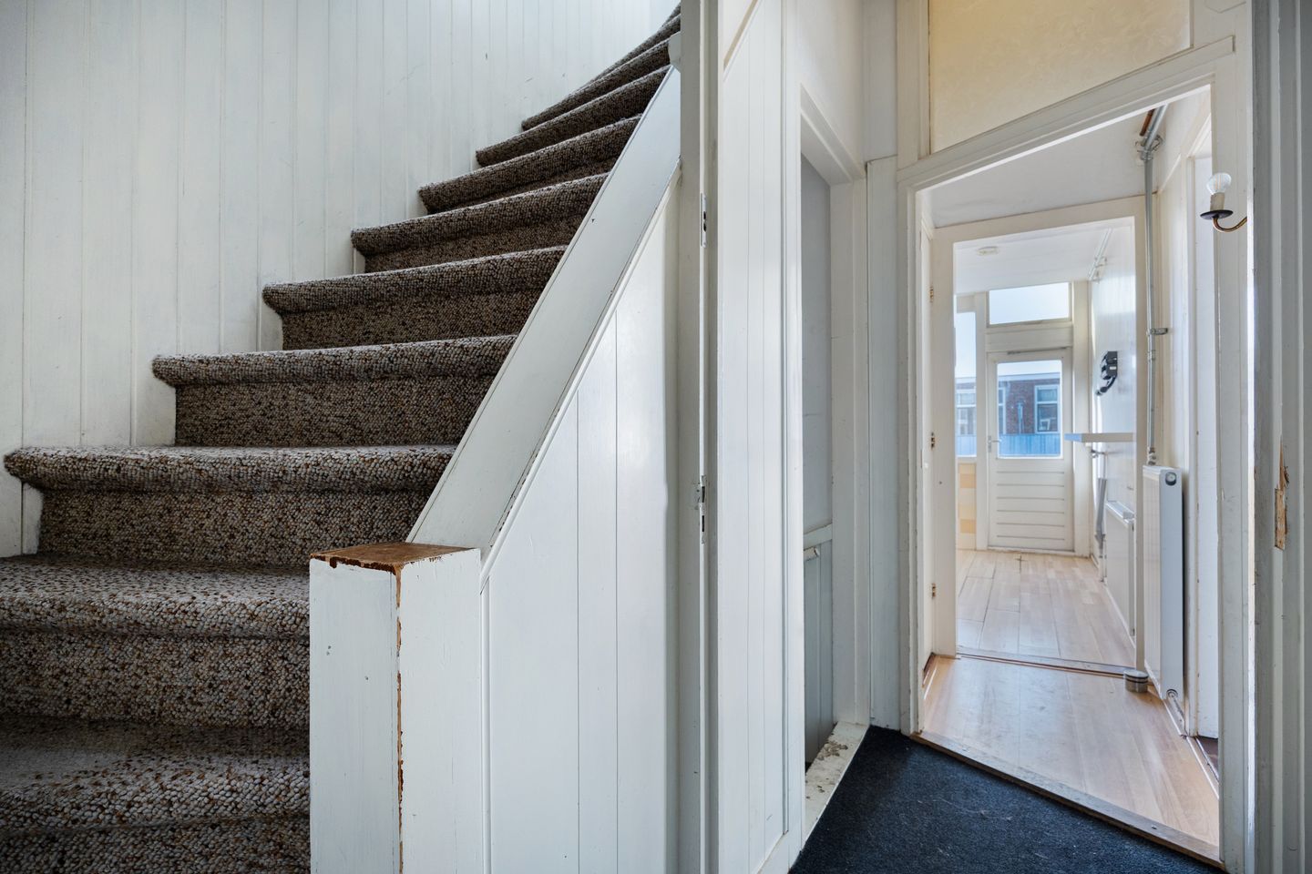 Spacious 6-Room Upper Apartment with Renovation and Splitting Potential in Scheveningen-Bad — 20