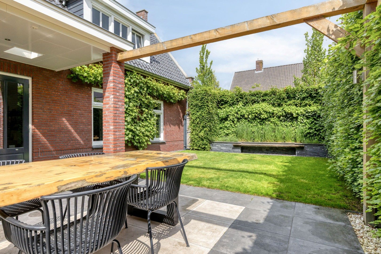 Modern Detached Family Home with South-Facing Garden and Energy Efficiency — 45