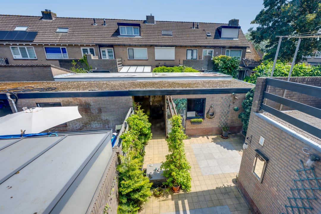 Spacious Terraced House with Great Potential in Quiet Location — 32