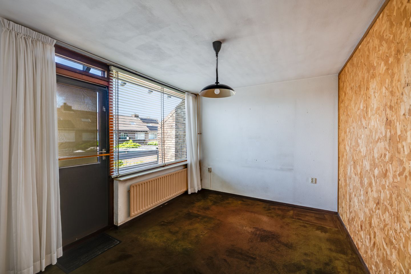 Spacious Terraced House with Great Potential in Quiet Location — 19