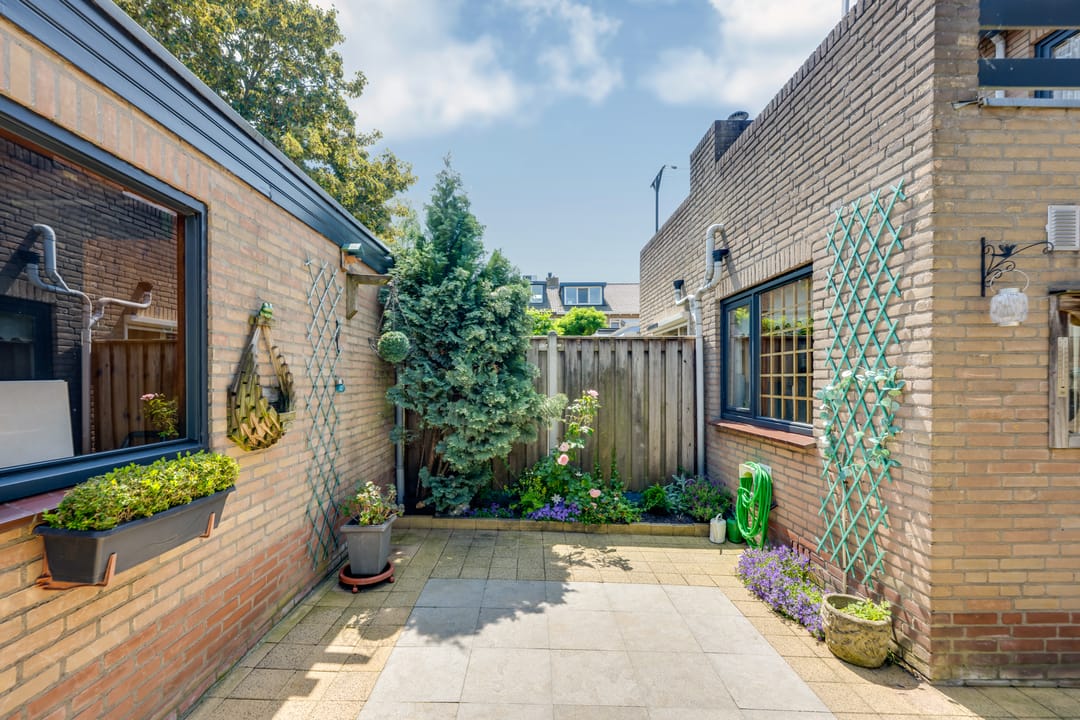 Spacious Terraced House with Great Potential in Quiet Location — 31