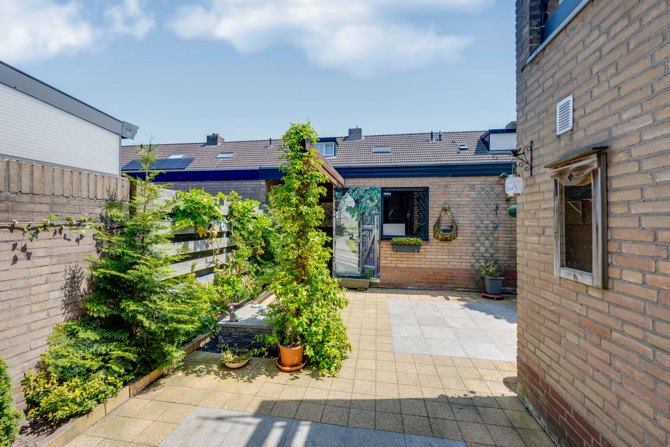 Spacious Terraced House with Great Potential in Quiet Location — 33