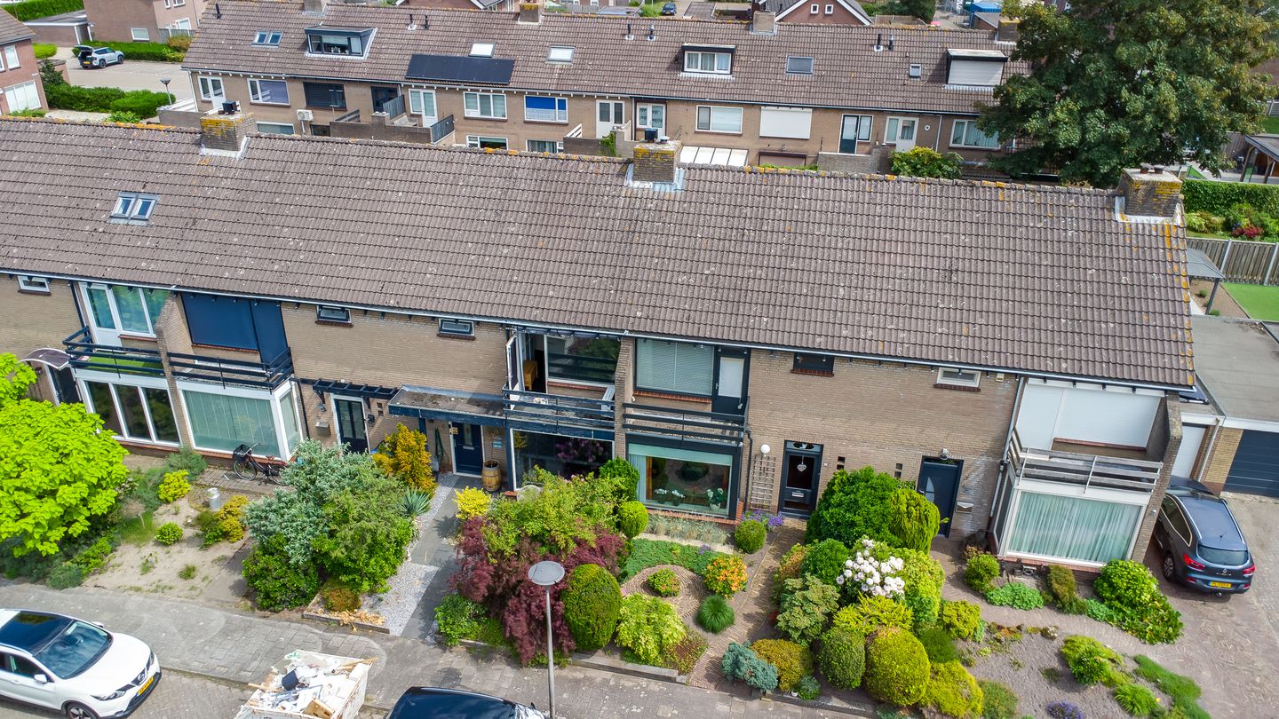 Spacious Terraced House with Great Potential in Quiet Location — 35