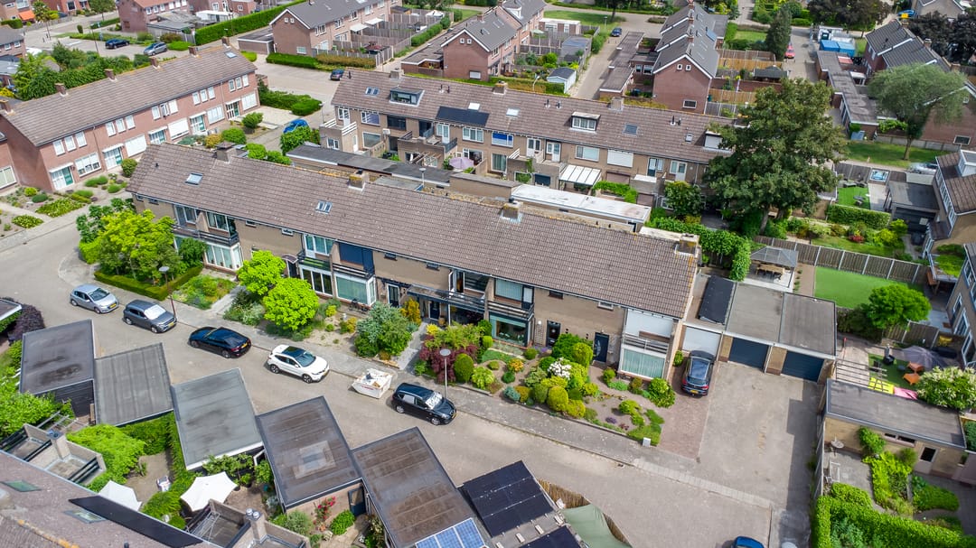 Spacious Terraced House with Great Potential in Quiet Location — 38