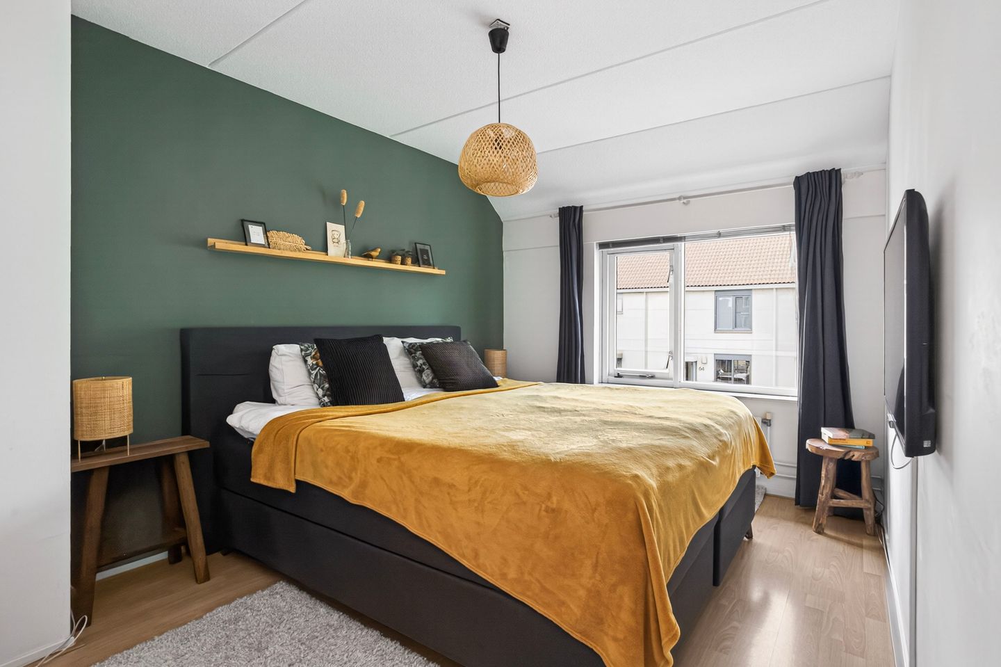 Spacious and Well-Maintained Semi-Detached Home with Garage and Modern Amenities — 29