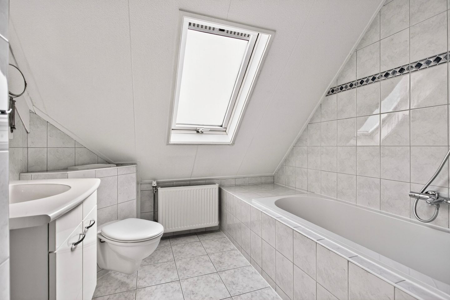 Spacious and Well-Maintained Semi-Detached Home with Garage and Modern Amenities — 35