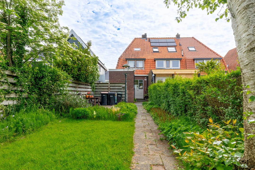 Charming 1930 End Terrace House with Deep Sunny Garden in Wormer — 23