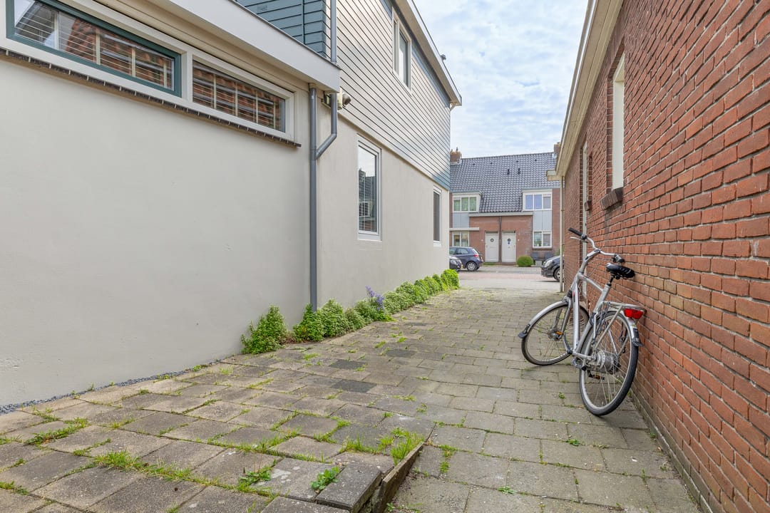 Charming 1930 End Terrace House with Deep Sunny Garden in Wormer — 17