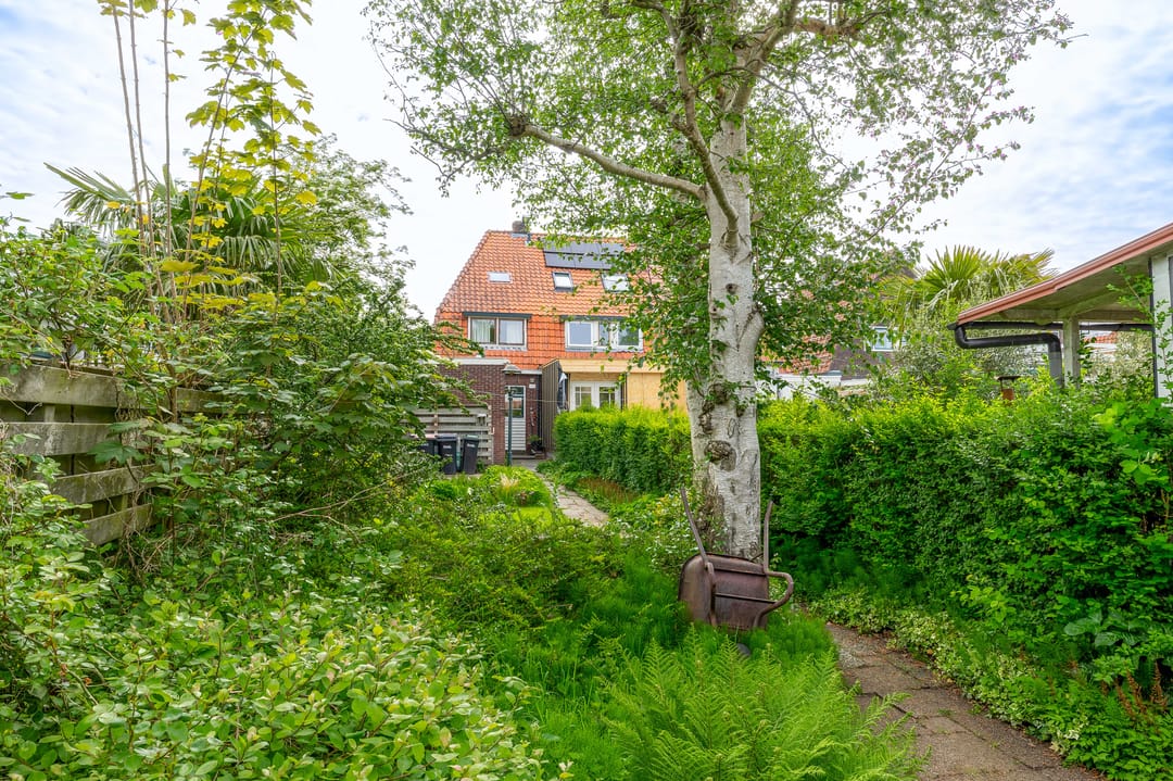 Charming 1930 End Terrace House with Deep Sunny Garden in Wormer — 22