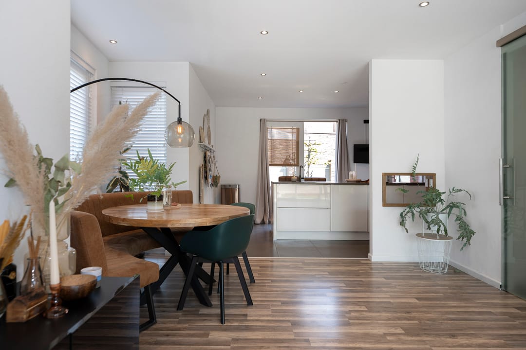 Spacious detached home with 30s style and modern comfort — 16