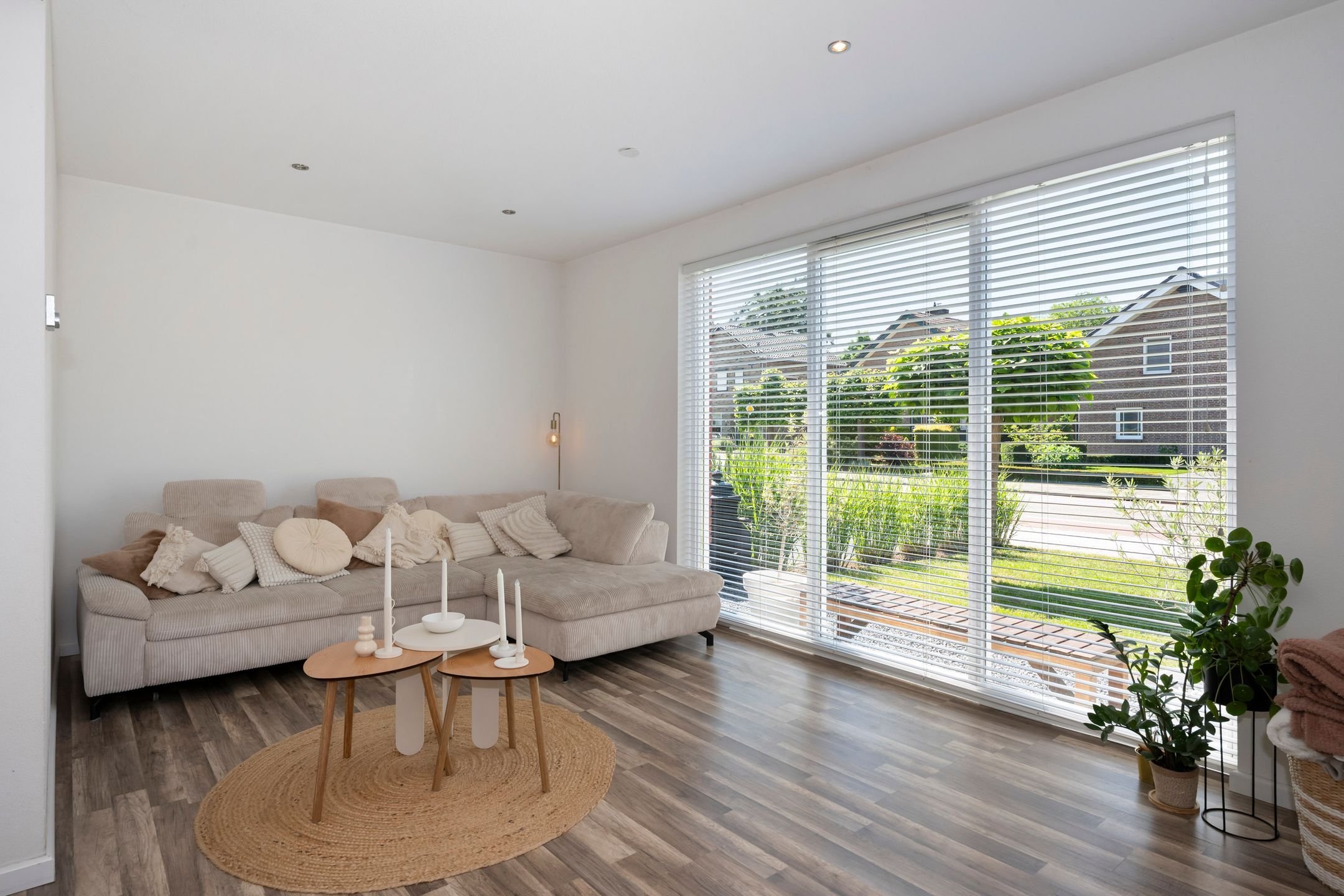 Spacious detached home with 30s style and modern comfort — 12