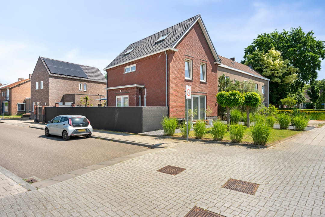 Ampia villa unifamiliare con stile anni '30 e comfort moderno