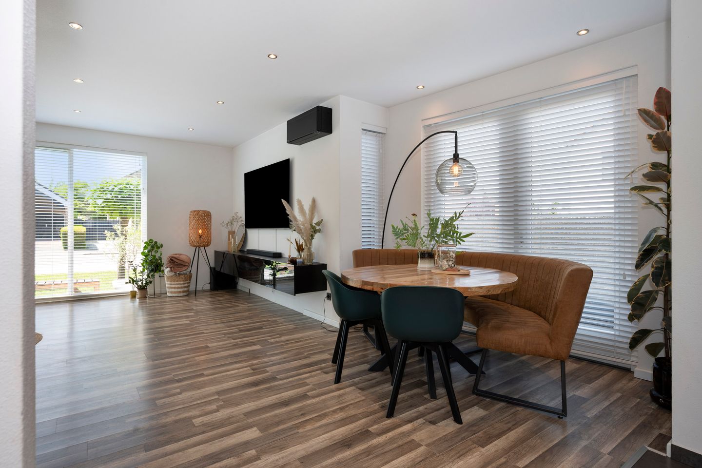 Spacious detached home with 30s style and modern comfort — 20