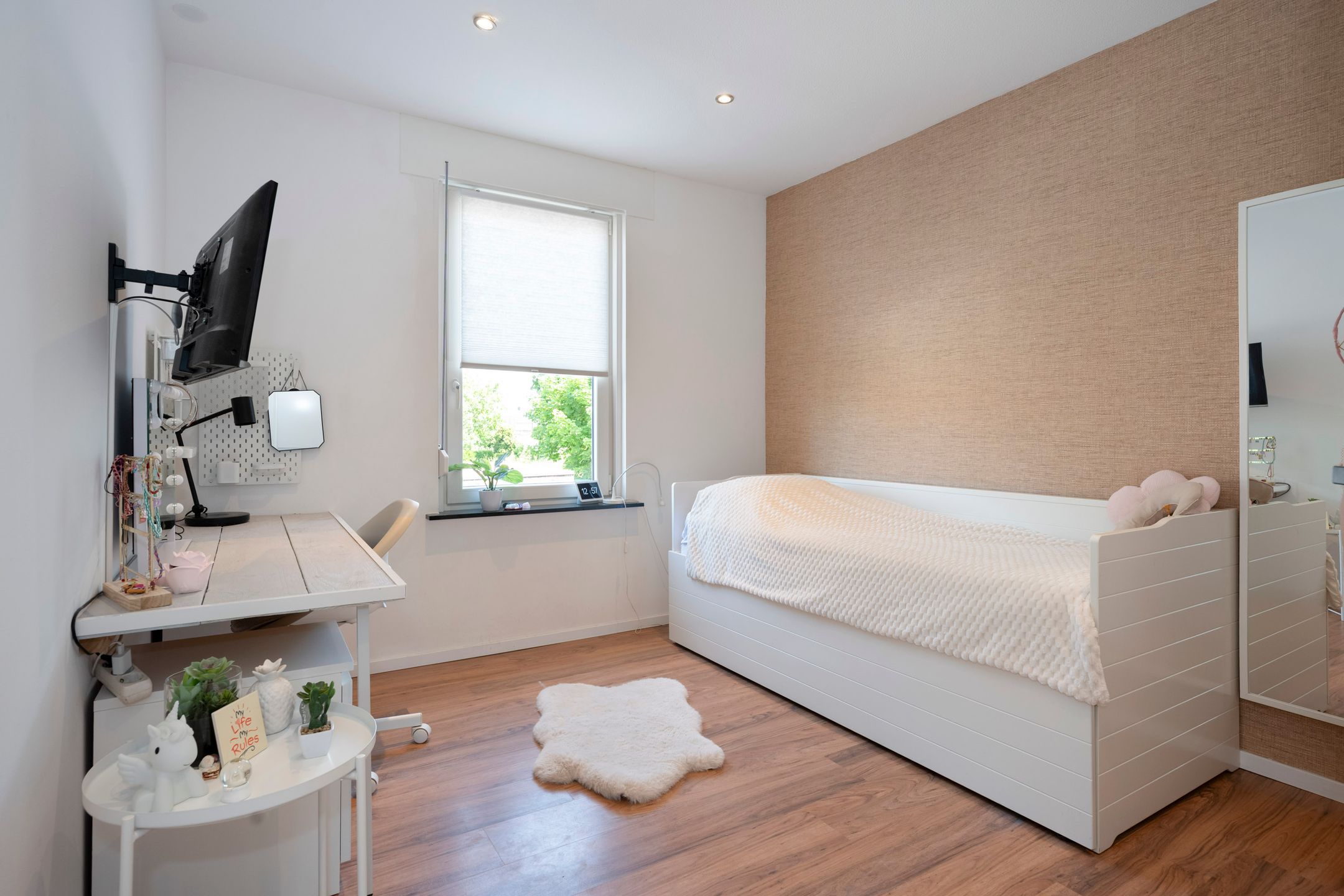 Spacious detached home with 30s style and modern comfort — 30