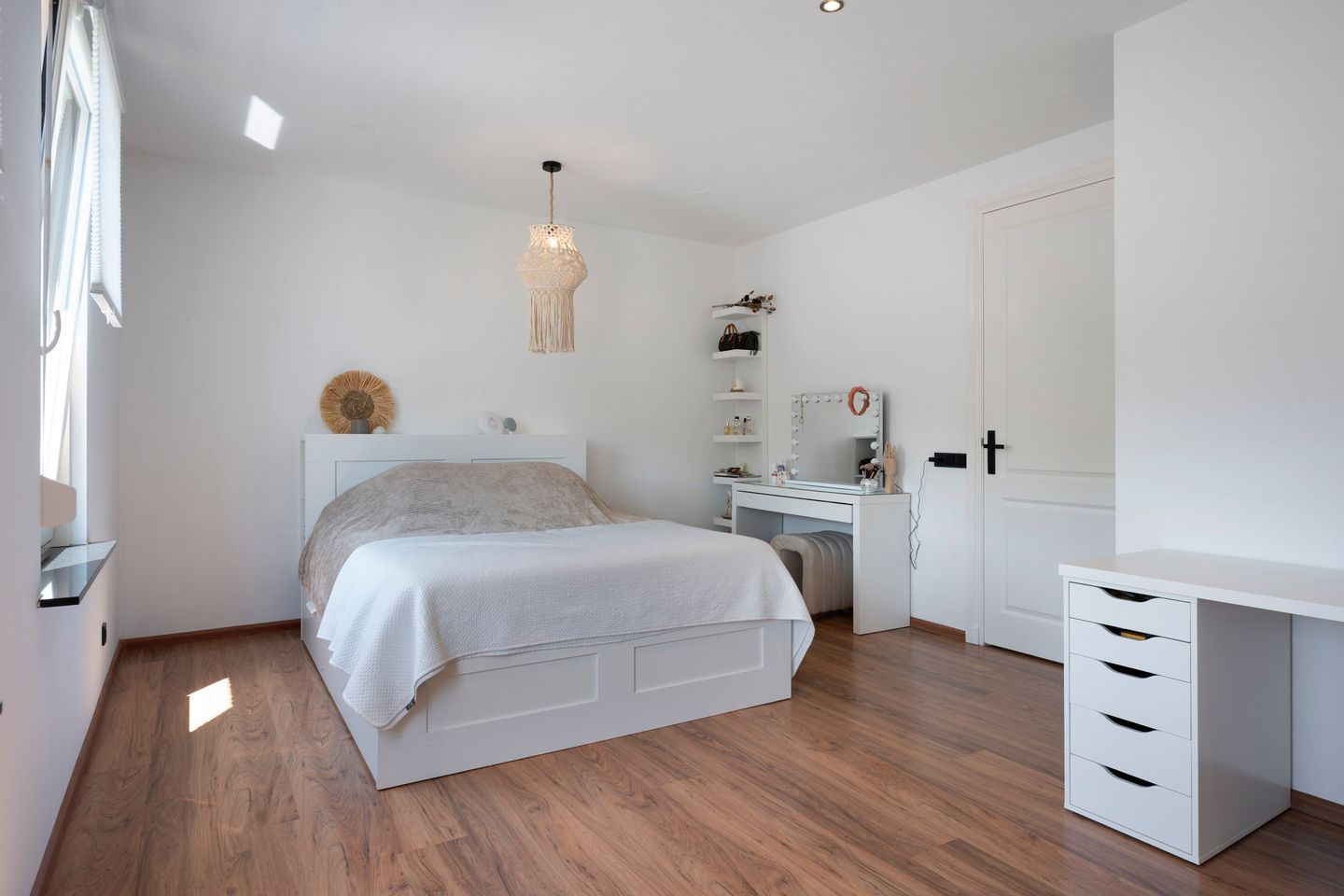 Spacious detached home with 30s style and modern comfort — 29