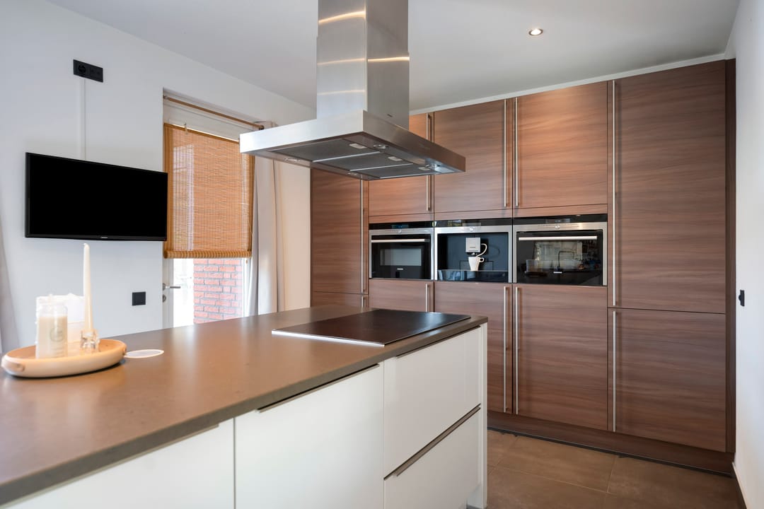 Spacious detached home with 30s style and modern comfort — 22
