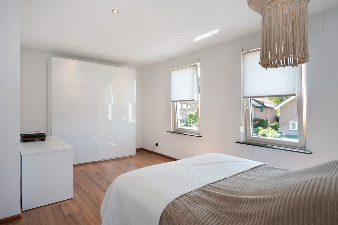 Spacious detached home with 30s style and modern comfort — 28