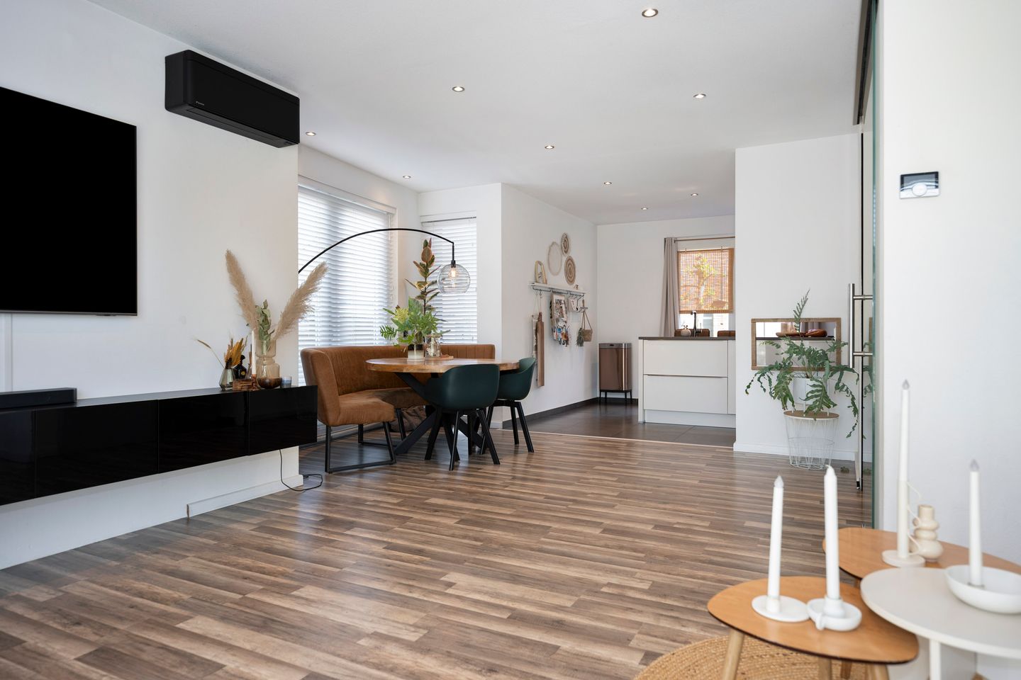 Spacious detached home with 30s style and modern comfort — 14