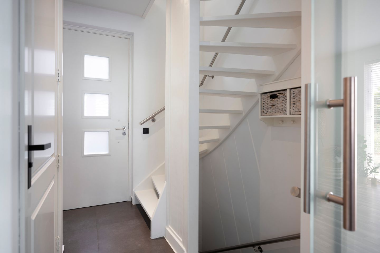Spacious detached home with 30s style and modern comfort — 10