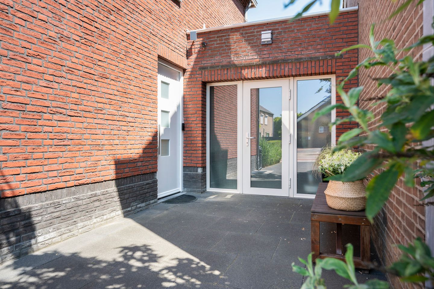 Spacious detached home with 30s style and modern comfort — 44