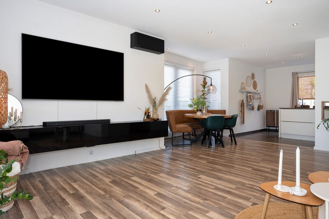 Spacious detached home with 30s style and modern comfort — 13