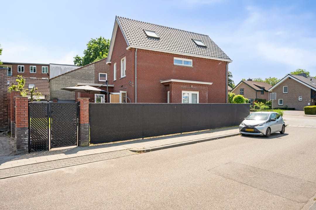 Spacious detached home with 30s style and modern comfort — 46