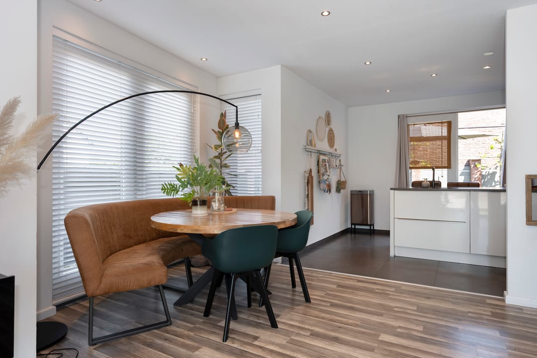 Spacious detached home with 30s style and modern comfort — 17