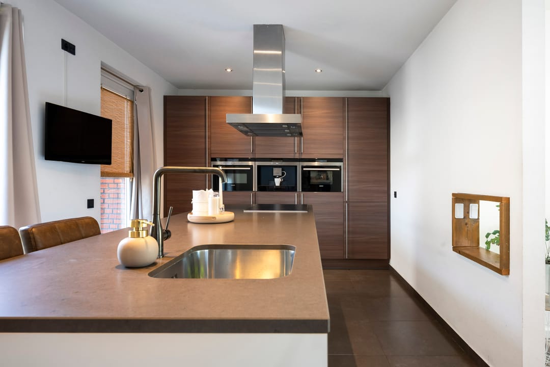Spacious detached home with 30s style and modern comfort — 23