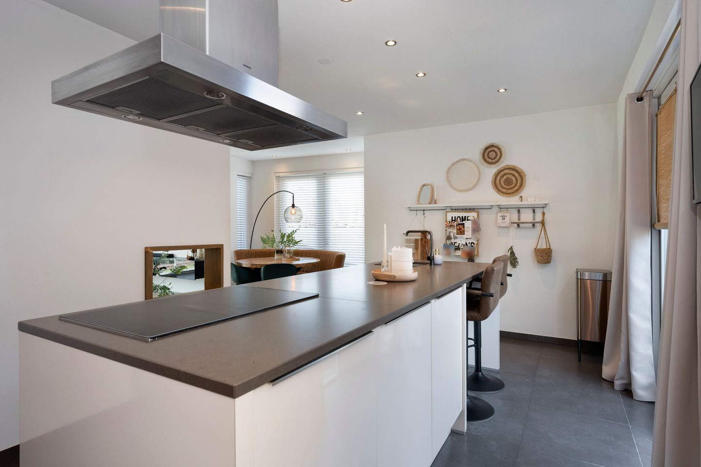 Spacious detached home with 30s style and modern comfort — 25