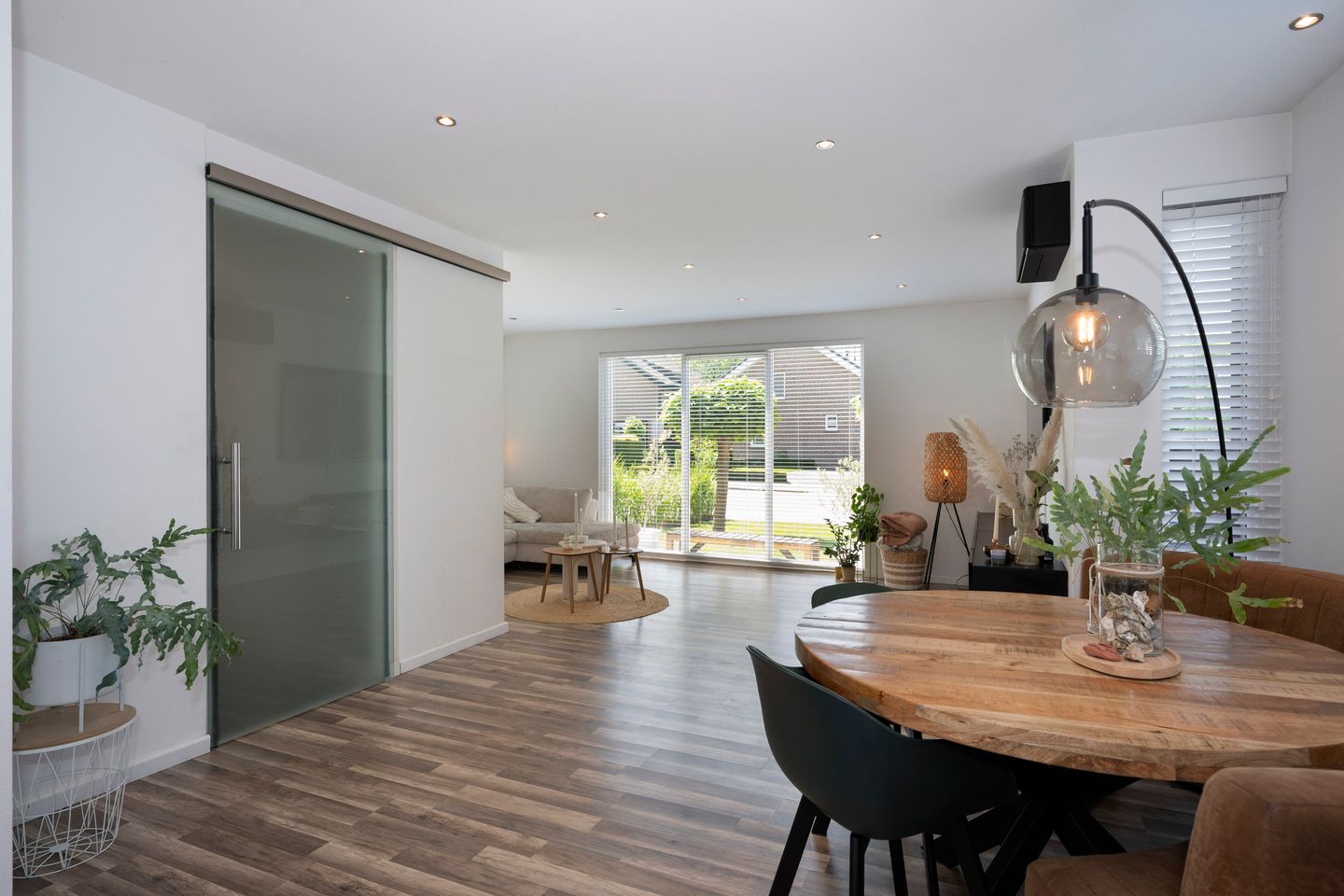 Spacious detached home with 30s style and modern comfort — 19