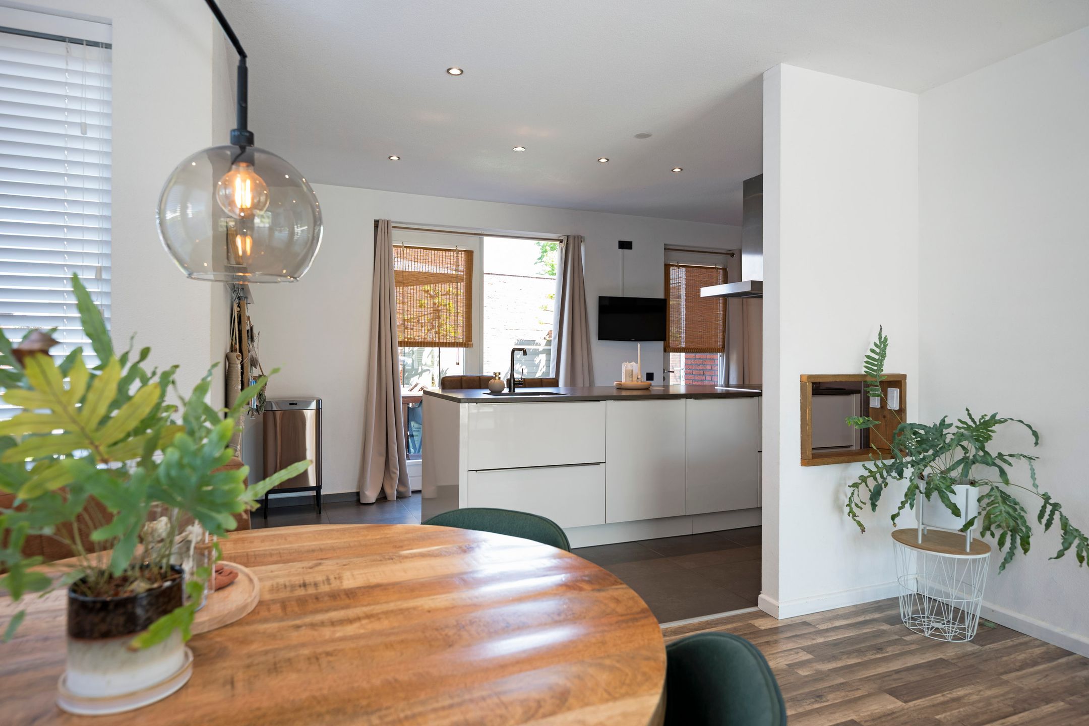 Spacious detached home with 30s style and modern comfort — 18
